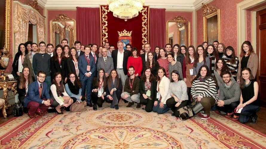 El Ayuntamiento de Pamplona recibe a los participantes del Congreso Internacional de Oncología para Estudiantes.