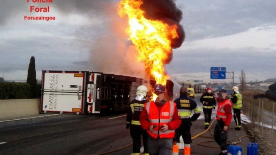 Camión ardiendo en la A-68 sentido Logroño