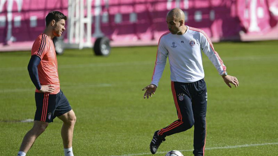 Xabi Alonso y Pep Guardiola en un entrenamiento del Bayern Munich.