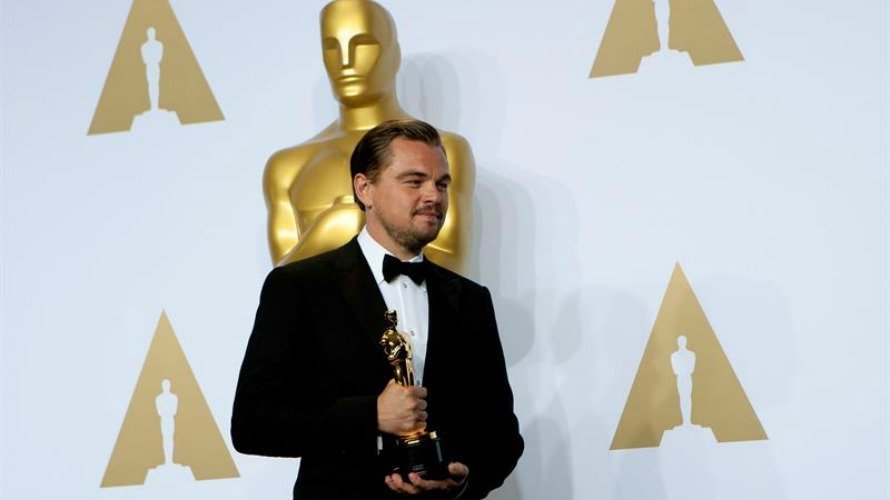 Leonardo Dicaprio con la estatuilla que consiguió el pasado año, en la 88 edición de estos premios cinematográficos. EFE.