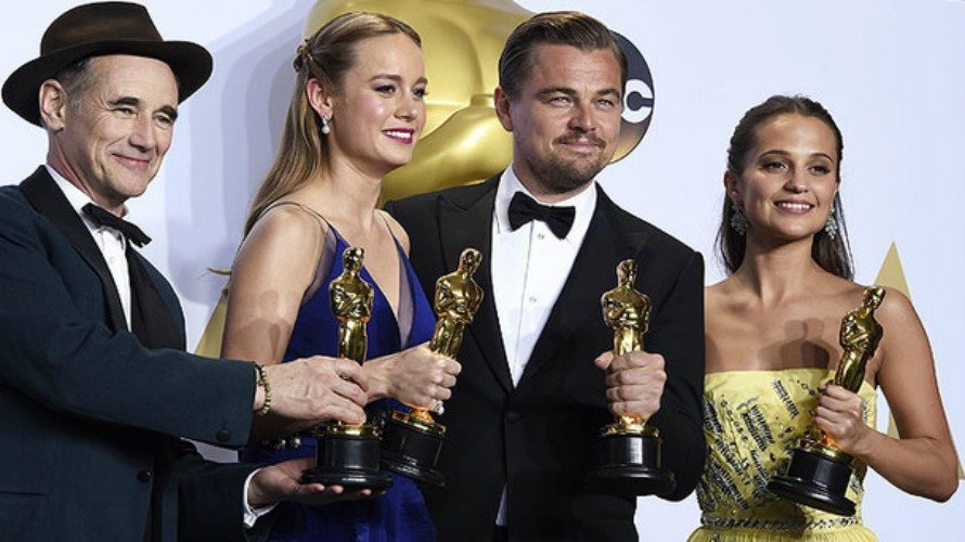 Mark Rylance, Brie Larson, Leonardo DiCaprio y Alicia Vikander, con sus estatuillas. (EFE)