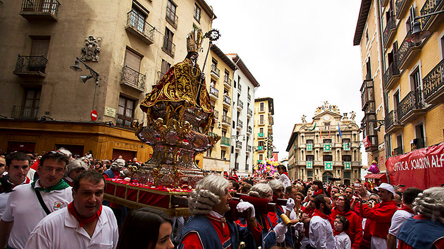 San Fewrmín pasa en procesión por la plaza del Ayuntamiento
