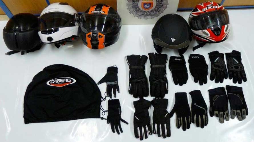 Cascos y guantes que habían robado los menores de los baúles de las motos.