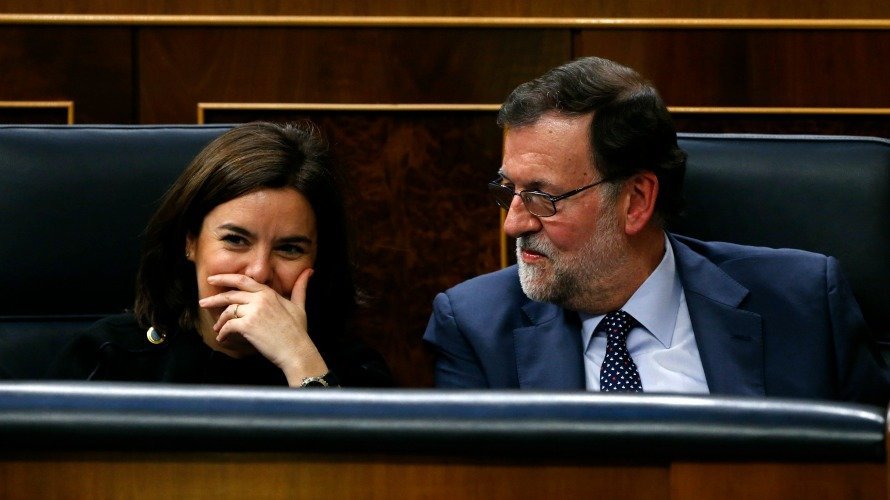 El presidente del Gobierno en funciones, Mariano Rajoy, junto a la vicepresidenta en funciones, Soraya Sáenz de Santamaría. EFE. J.J. GUILLÉN