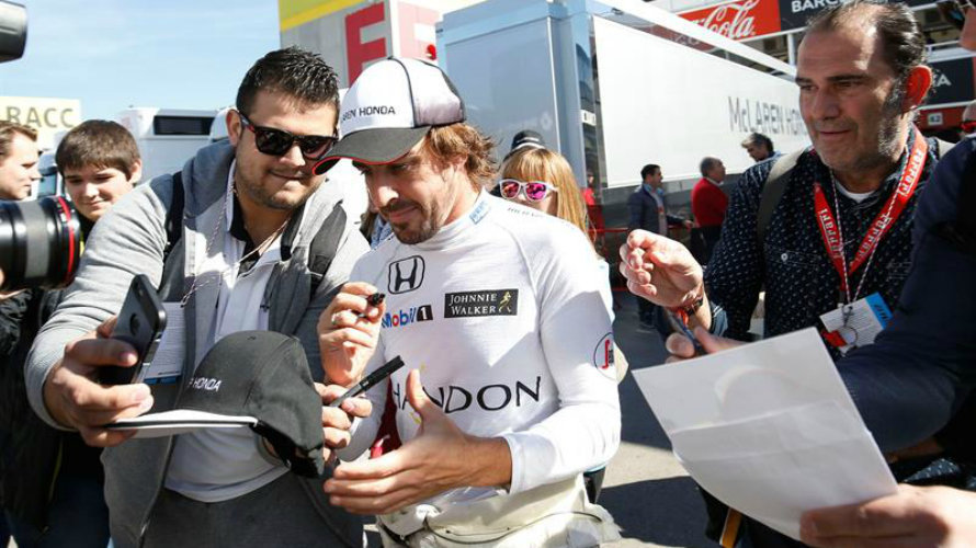 Fernando Alonso firmando autógrafos. Efe.