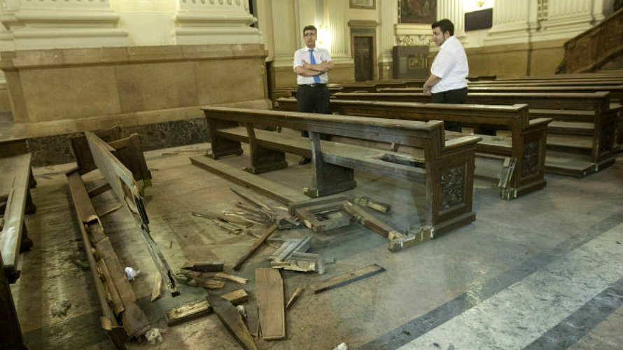 Desperfectos en la basílica del Pilar de Zaragoza donde explotó un artefacto casero. /ARCHIVO/EFE/Toni Galán