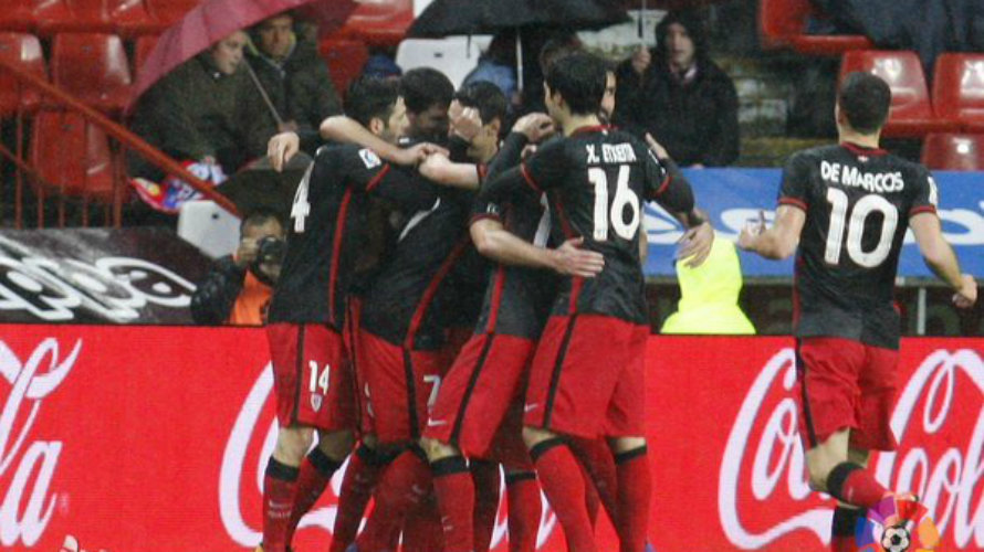 Los jugadores del Athletic celebran un gol de su equipo.