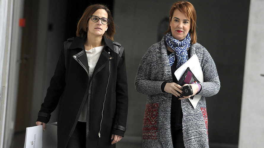 La secretaria general del PSN, María Chivite, acompañada por la presidenta del parlamento de Navarra, Ainhoa Aznárez, a su llegada a la Cámara Foral. EFE/Villar López