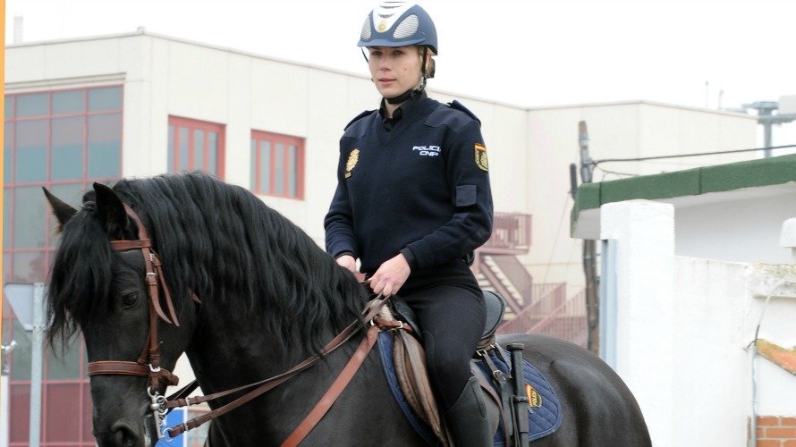 Agente de la Policía Nacional para celebrar el Día Internacional de ma Mujer.