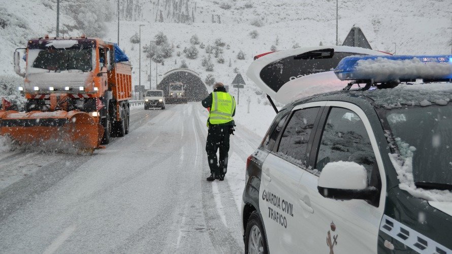 La Guardia Civil regula el tráfico en la carretera nevada de Navarra.