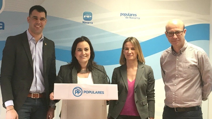 El portavoz de Educación del PPN en el Parlamento de Navarra, Javier García, y la senadora y portavoz del partido, Cristina Sanz.