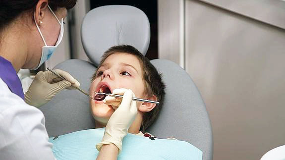 Visita de un niño al dentista. Efe.
