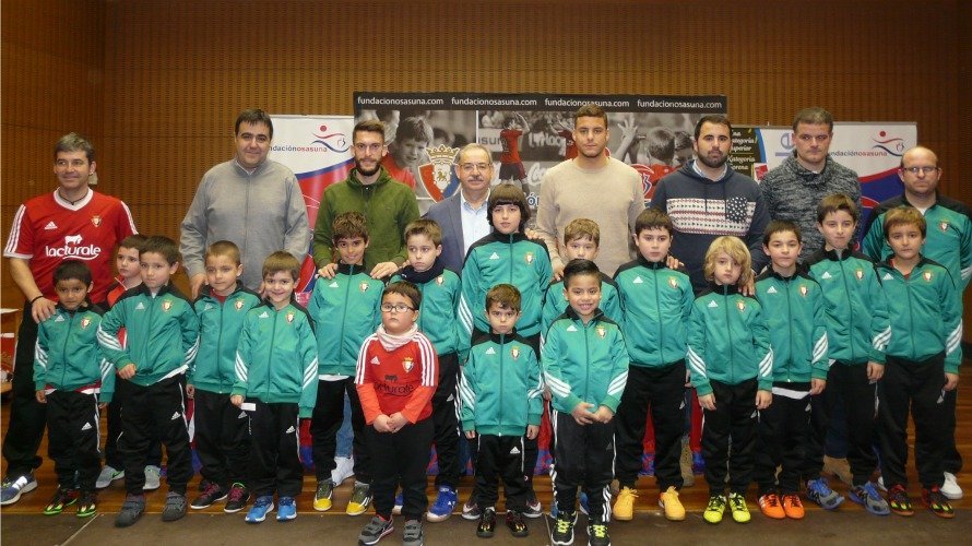 Roberto Torres y Tano visitaron la escuela de fútbol de Marcilla.