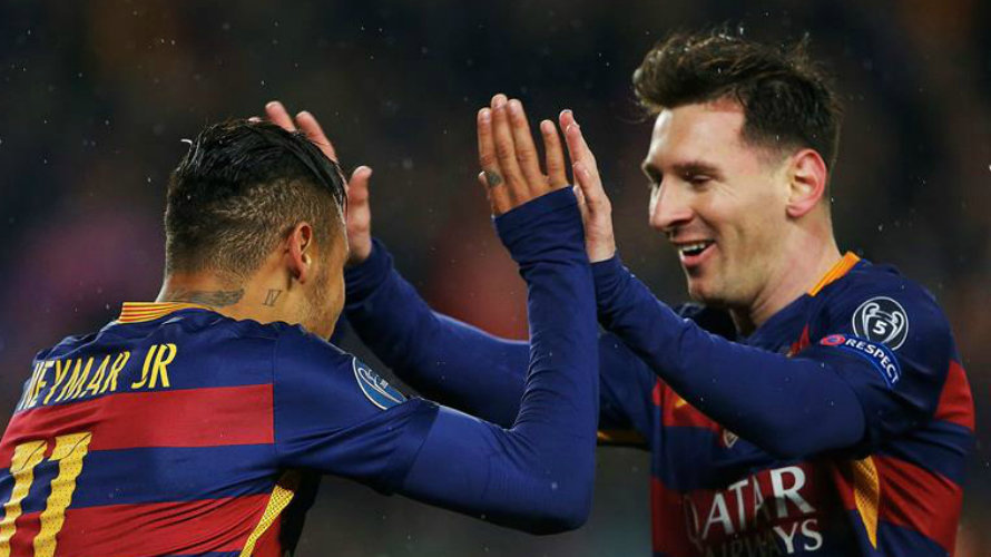 Neymar y Messi se dan la mano en un partido.  Efe.