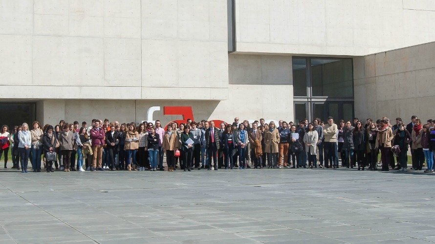 Concentración silenciosa en la Universidad de Navarra en solidaridad con las estudiantes fallecidas en el accidente en Tarragona.