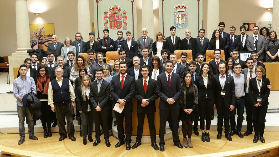 Foto de grupo de los equipos finalistas y miembros del jurado en el Parlamento de La Rioja.