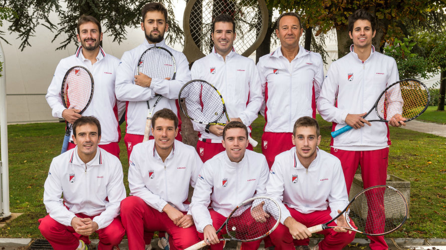 Componentes del equipo del Club de Tenis Pamplona.