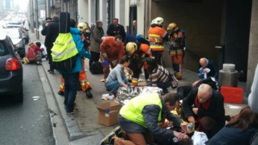 Atención a los heridos tras los atentados en el metro de Bruselas.