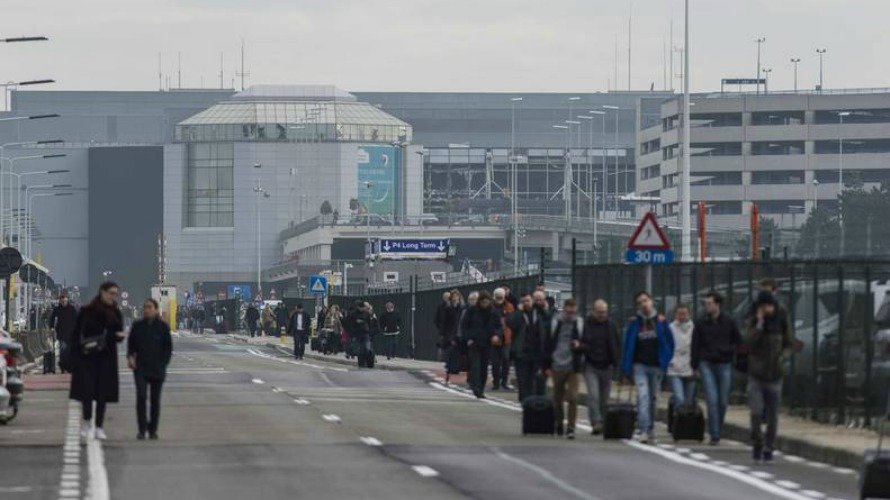 Salida del aeropuerto tras las explosiones de Bruselas. EFE.