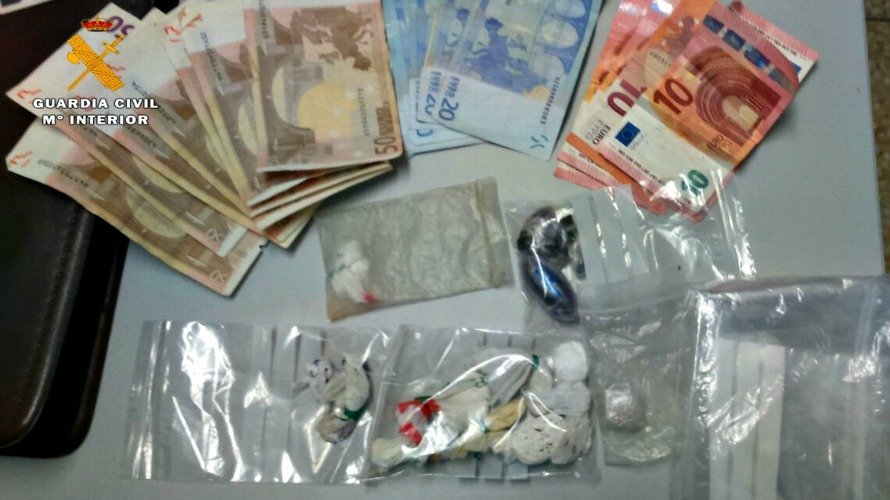 Droga y dinero aprehendido por la Guardia Civil de Navarra.