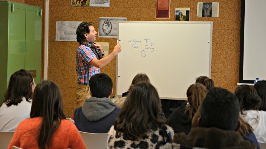 El escritor Pablo Sabalza durante el encuentro con alumnos del I.E.S Barañáin.