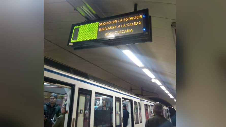 Cartel digital del Metro de Madrid anunciando el desalojo. OK DIARIO(Foto @Spitapulgarcita en Twitter).