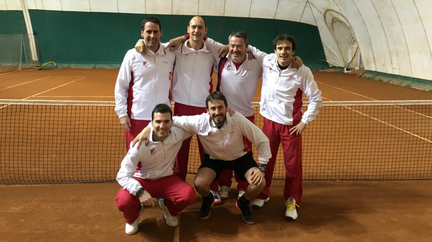 Equipo del club de tenis Pamplona de veteranos.