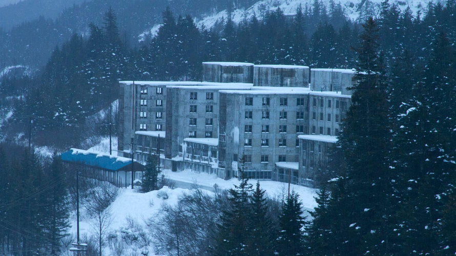 Whittier, el pueblo de Alaska cuyos 200 habitantes viven en el mismo edificio. EP
