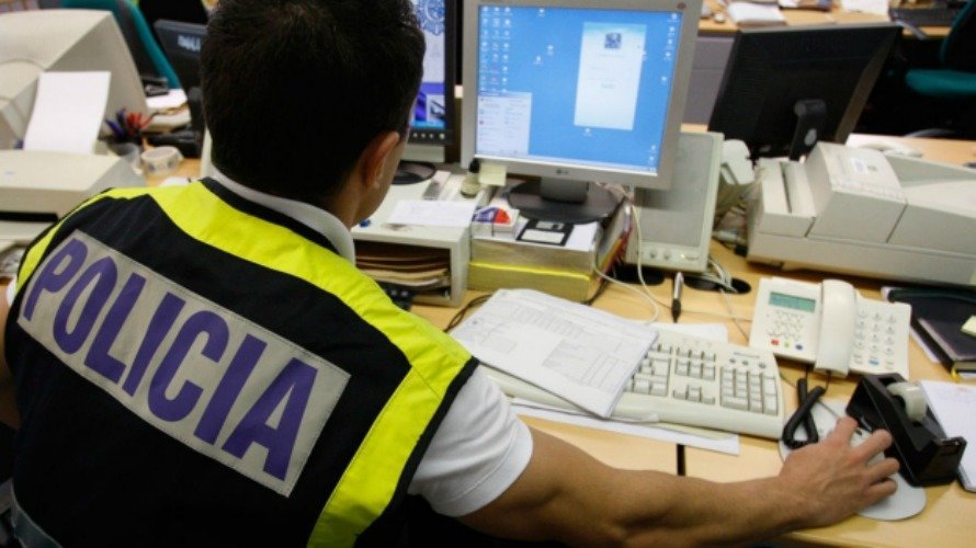 Un agente de la Policía Nacional rastrea posibles delitos en Internet. EFE