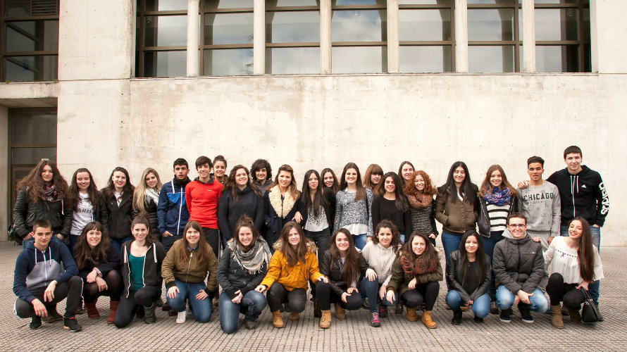 Estudiantes del IES San Miguel de Aralar de Alsasua, en el Pabellón Universitario de Navarra de la UPNA.
