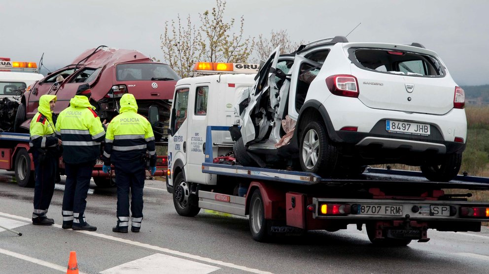 GRA033. PONT DE MOLINS (GIRONA), 02/04/2016.- Siete personas han muerto y otra ha resultado herida grave en un choque frontal entre dos vehículos que se ha producido hoy en la N-II a la altura de Pont de Molins (Girona). Según el Servei Català de Trànsit (SCT), cinco de las víctimas viajaban en un Golf Volkswagen matrícula francesa y las otras dos en un vehículo Dacia Sandero con matrícula española. Estas dos últimas víctimas son de nacionalidad marroquí y colombiana y vecinas de Figueres, mientras que el herido grave, que también viajaba en el vehículo con matrícula española, ha sido trasladado al hospital Josep Trueta de Girona. EFE/Robin Townsend