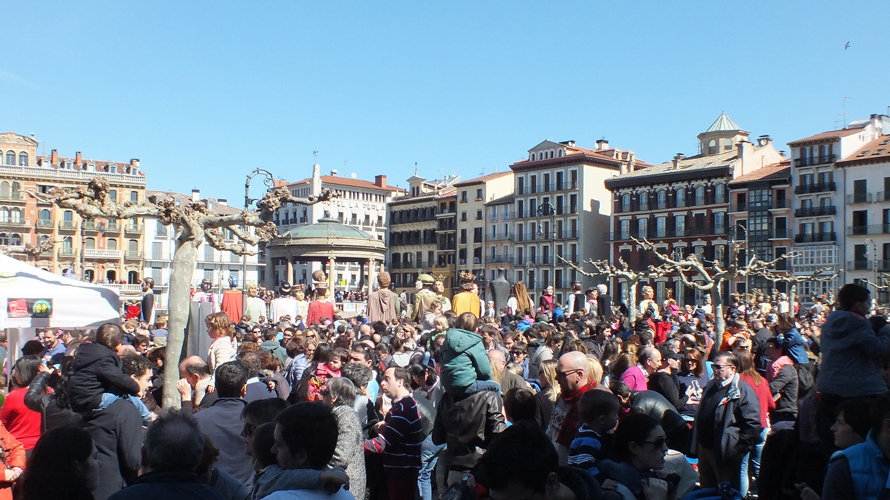 Acto principal del Día del Autismo en Pamplona con globos y gigantes. S (17)