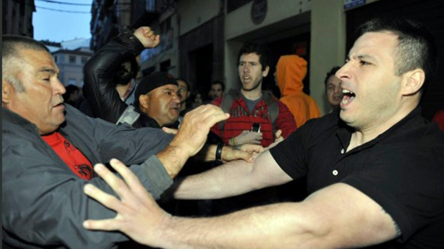 Andrés Bódalo, el concejal violento de Podemos golpea a una persona. EL MUNDO