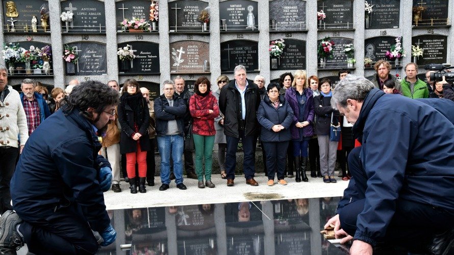 Inhumados los restos de doce víctimas de la Guerra Civil en el Cementerio de Pamplona.