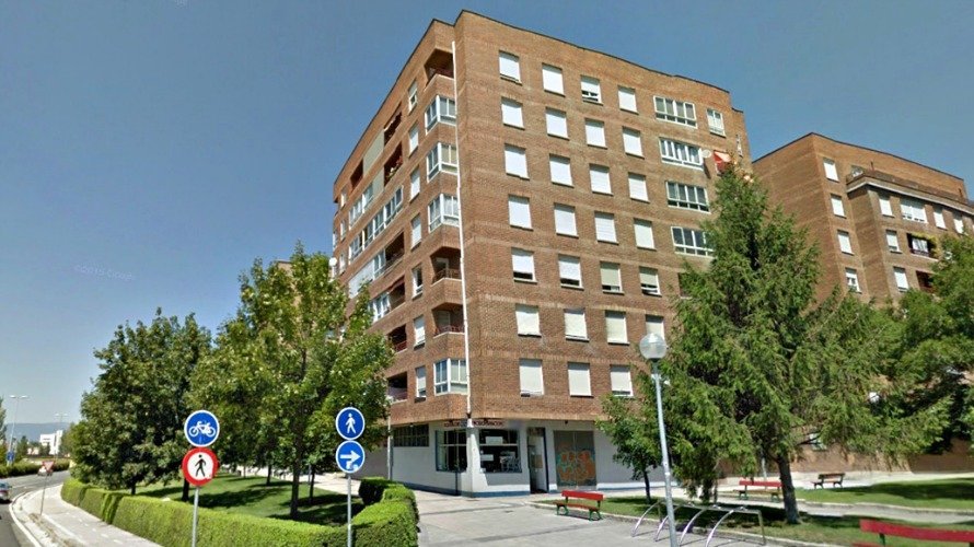 El Gobierno de Navarra vende un piso de cinco dormitorios en la calle Alfonso el Batallador de Pamplona.