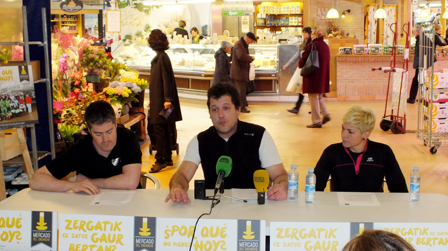 Javier Vergara, Javier Salaberri y Virginia Tainta, trabajadores del Mercado, durante la presentación de la campaña. S.REDÍN