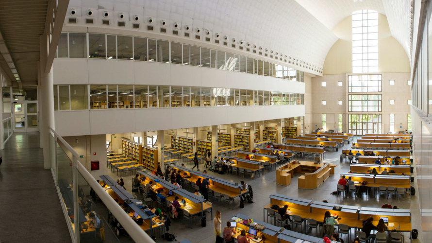 Vista del salón de estudio de la Biblioteca de la UPNA.
