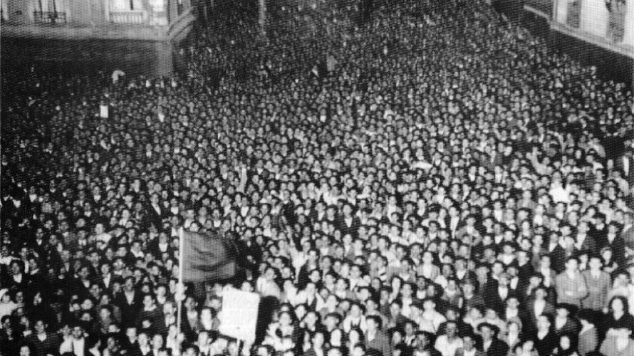 Una multitud concentrada en la Plaza Consistorial el 14 de abril de 1931 asiste a la proclamación de las II República.