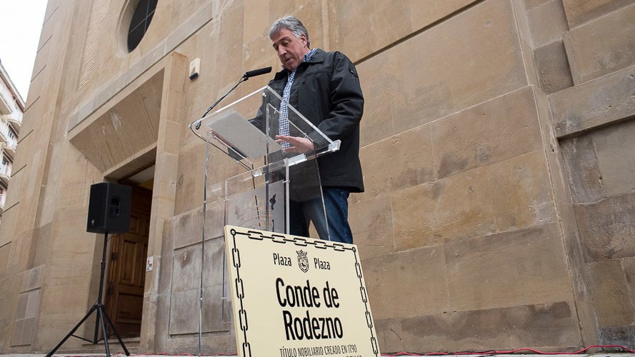 El Ayuntamiento de Pamplona sustituye la placa de la plaza de Conde de Rodezno por la de Plaza de la Libertad, con la participación de asociaciones de familiares de fusilados. NAVARRA.COM