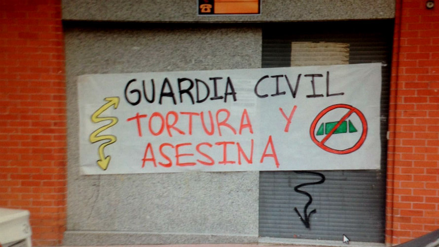 Pancarta aparecida en el barrio de Mendillorri contra la Guardia Civil.