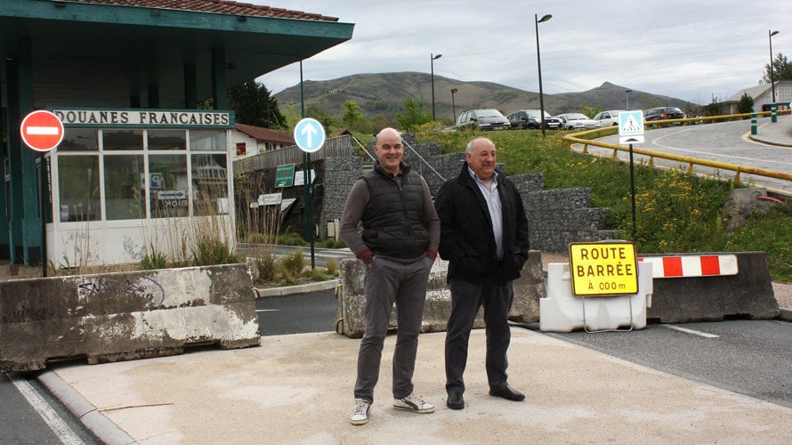El alcalde de Dantxarinea, Santiago Villares, y el presidente de la Asociación de Comerciantes de Dantxarinea, Txomin Iribarren en la frontera.