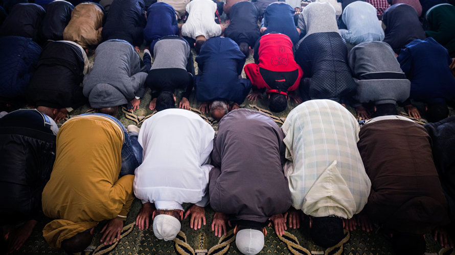 Musulmanes rezando en una mezquita. EFE
