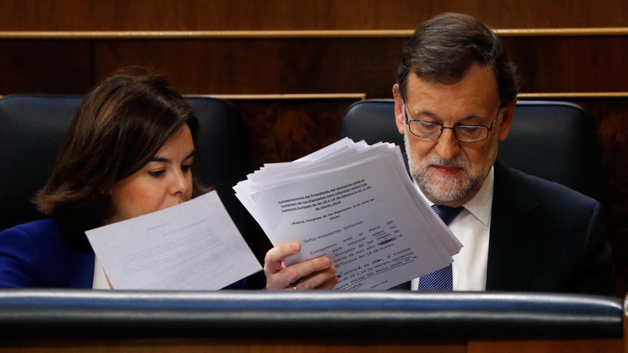 Soraya Sáenz de Santamaría y Mariano Rajoy en el Congreso de los Diputados. EFE (2)