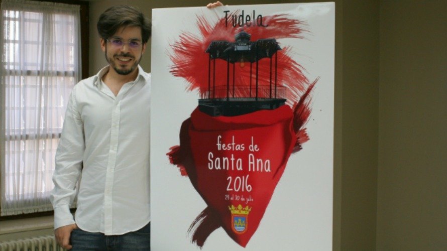 Ismael López Fauste, ganador del concurso, con el cartel anunciador de las fiestas de este año. 