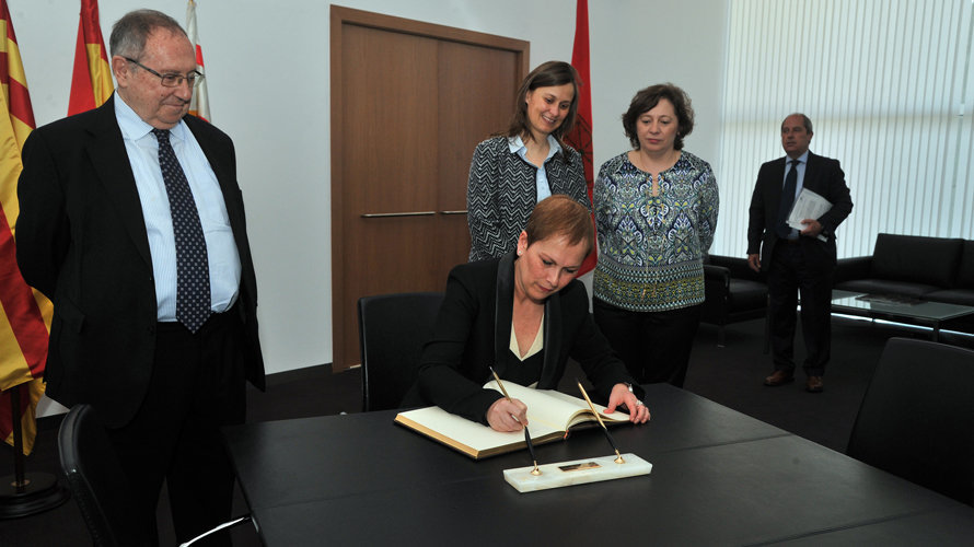 La Presidenta Barkos firma en el ibro de la feria, en presencia de su director y de la consejera Elizalde, entre otros.