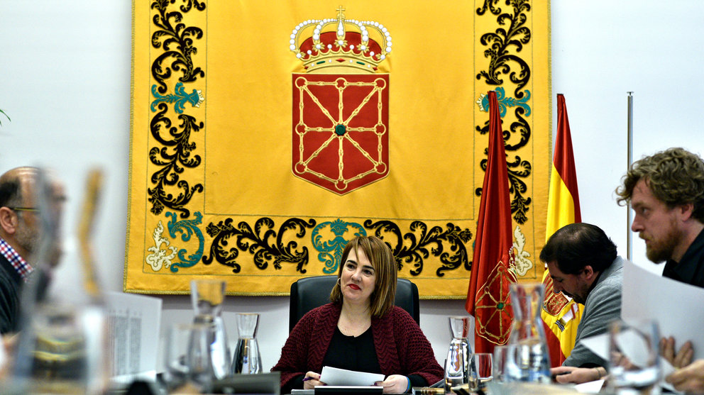 Ainhoa Aznárez, presidenta del Parlamento de Navarra, durante una reunión. PABLO LASAOSA