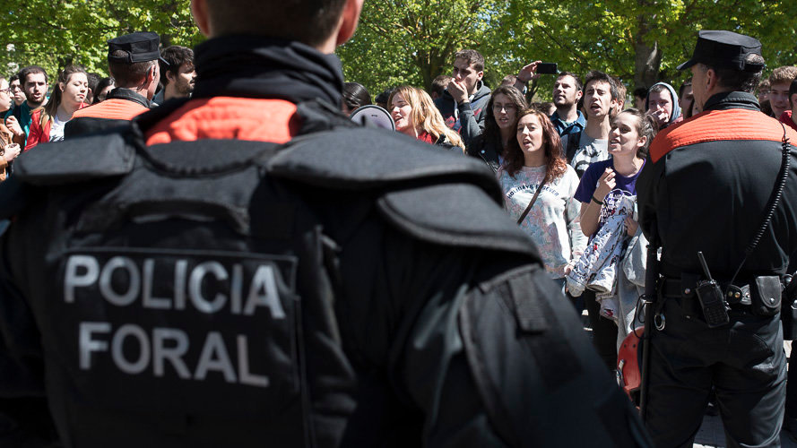 Agentes de la Policía Foral intervienen en la Universidad Pública (UPNA) por la concentración de estudiantes. PABLO LASAOSA (7)