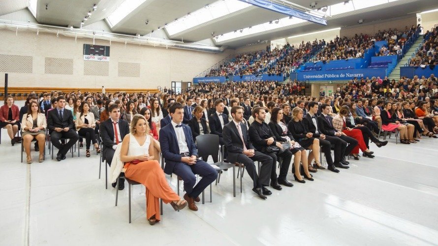 Una imagen de los estudiantes que participaron en la ceremonia de la Facultad de Humanas y Sociales.