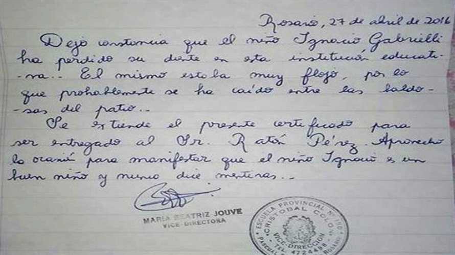 Un niño pierde un diente y su profesora escribe una carta al Ratoncito Pérez.