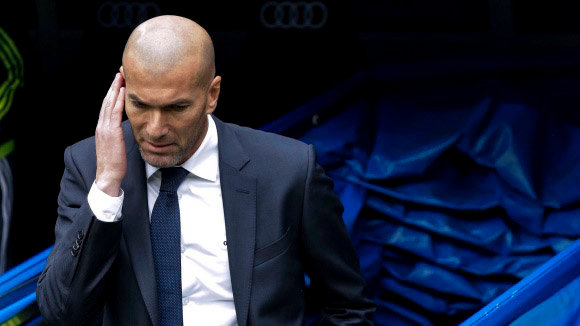 Zidane en el tunel de vestuarios. EFE